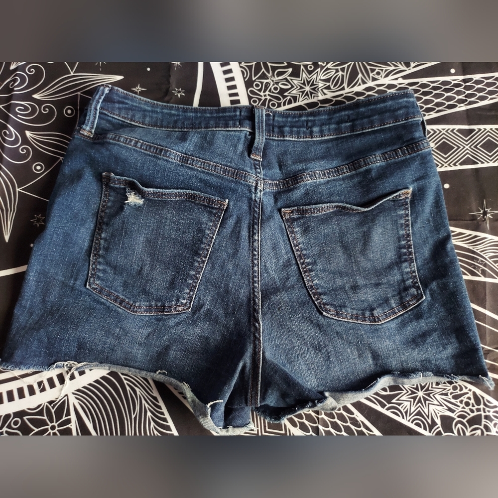 Shorts - Picture 3 of 3
